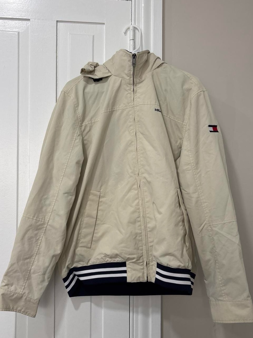 Tommy Hilfiger Men’s Cream Hooded Lightweight Jacket with Navy Stripe Hem